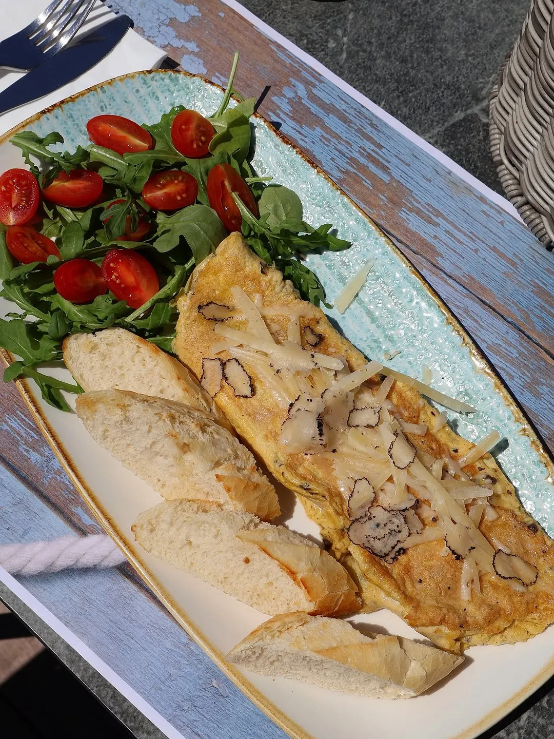 Omlet s tartufima i salatom